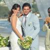 Os noivos posam juntos depois do 'sim', em cena de 'Flor do Caribe'