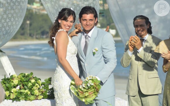Os noivos posam juntos depois do 'sim', em cena de 'Flor do Caribe'