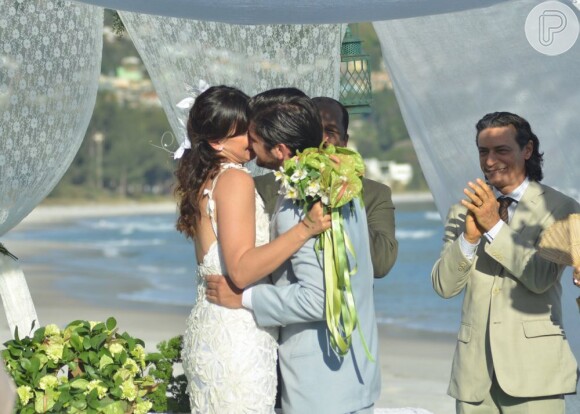 Natália (Daniela Escobar) e Juliano (Bruno Gissoni) se beijam, já casados, em 'Flor do Caribe'