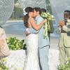 Natália (Daniela Escobar) e Juliano (Bruno Gissoni) se beijam depois do 'sim', em 'Flor do Caribe'