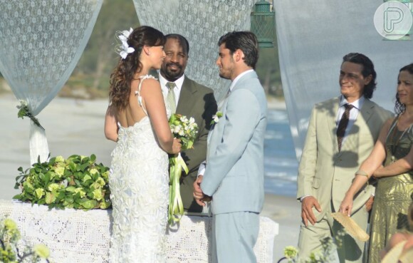 Quirino (Aílton Graça) celebrou o casamento de Natália (Daniela Escobar) e Juliano (Bruno Gissoni), em 'Flor do Caribe'