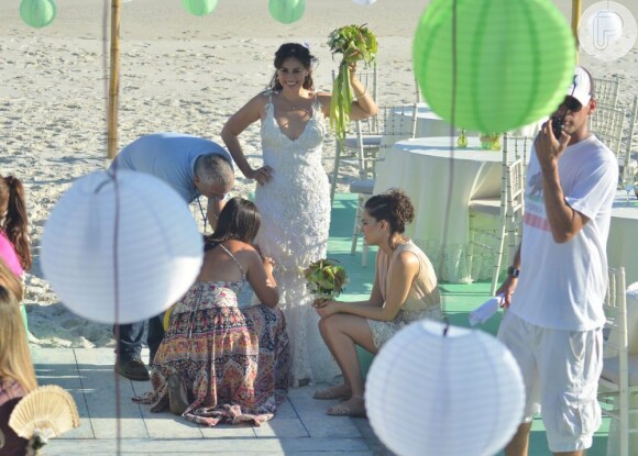 Daniela Escobar recebe os últimos ajustes no vestido de noiva, antes da gravação do casamento de Natália e Juliano (Bruno Gissoni), em 'Flor do Caribe'
