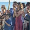 Os amigos aplaudem os noivos, em cena de 'Flor do Caribe'