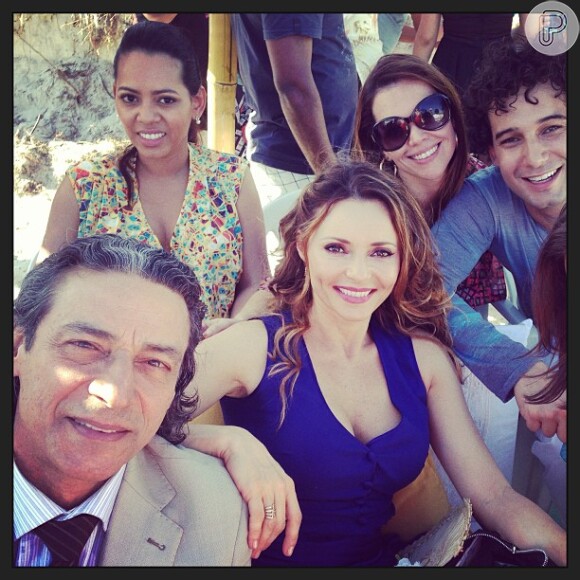 Rita Guedes também postou uma foto dos bastidores de gravação do casamento Natália (Daniela Escobar) e Juliano (Bruno Gissoni) em 'Flor do Caribe' e comentou: 'Muito sol, praia... E a gente!'