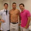 Luiz Riani, Ronaldo e Márcio Atalla posam para fotos em clínica