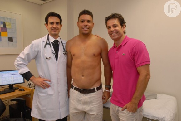 Luiz Riani, Ronaldo e Márcio Atalla posam para fotos em clínica