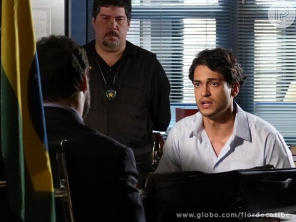 Hélio (Raphael Viana) confessa que Dionísio (Sérgio Mamberti) foi o mandante do atentado contra Samuel (Juca de Oliveira), em 'Flor do Caribe'