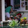 Luana brincou com o filho, enquanto aguardava para comer, em 15 de dezembro de 2012