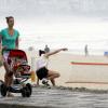 Luana Piovani foi flagrada caminhando com o filho, Dom, no sábado (15) pela orla da praia do Leblon, zona Sul do Rio