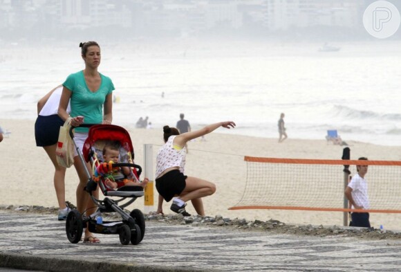 Luana Piovani foi flagrada caminhando com o filho, Dom, no sábado (15) pela orla da praia do Leblon, zona Sul do Rio