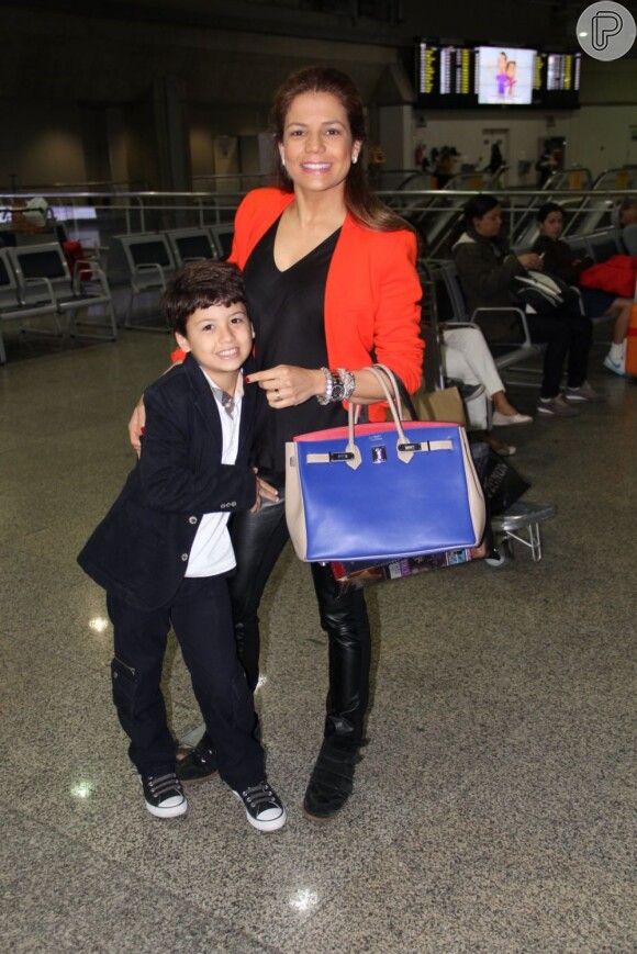 Nívea Stelmann posa com seu filho mais velho Miguel, de 8 anos