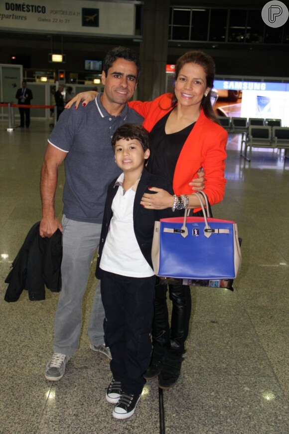 Nívea Stelmann e Marcus Rocham posam ao lado do filho da atriz, Miguel, de 8 anos