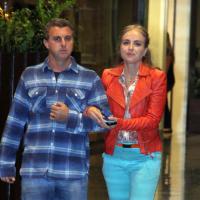 Angélica e Luciano Huck deixam filhos em casa e fazem passeio em shopping do Rio