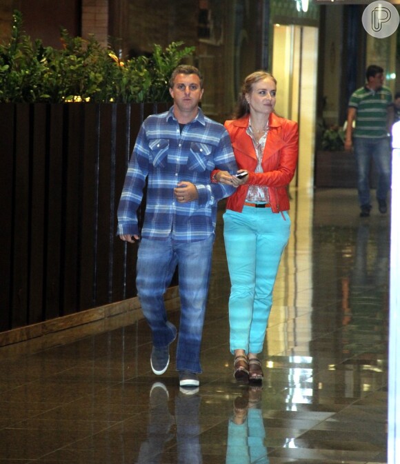 Angélica e Luciano Huck curtem noite em shopping carioca