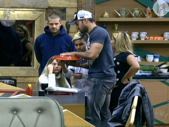 Bárbara Evans, Mateus Verdelho, Beto Malfacini e Yudi Tamashiro ficaram mais preocupados com um bolo que estava saindo do forno do que com a volta de Denise Rocha