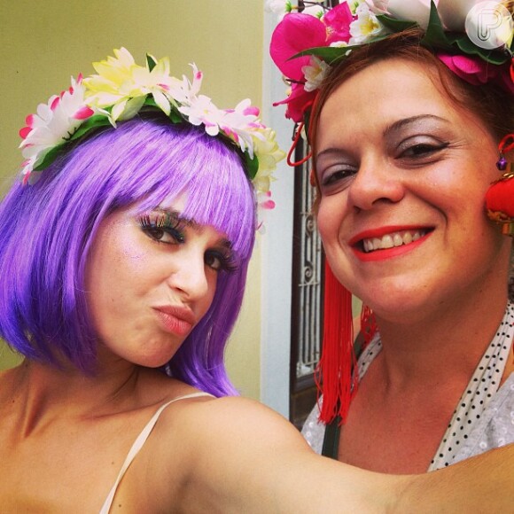 Maria Flor postou foto de peruca no carnaval deste ano. Na legenda ela disse: 'Bom dia folião!!!!'