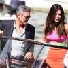 George Clooney e Sandra Bullock chegam ao local em uma lancha