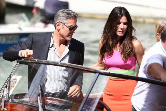 George Clooney e Sandra Bullock chegam ao local em uma lancha