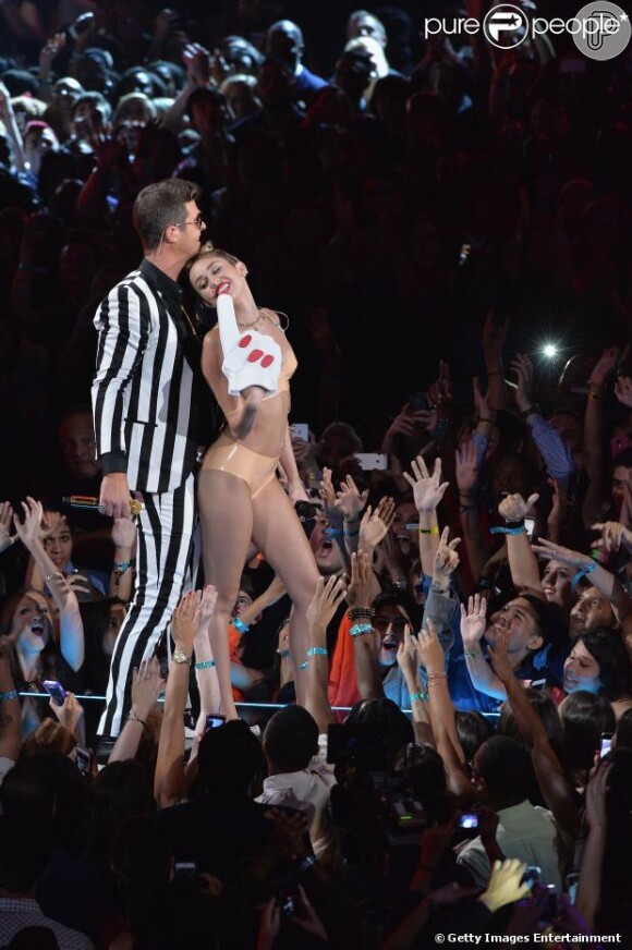 Miley Cyrus foi criticada por seu figurino e perfomance ousadous no VMA. A cantora fez dueto com Robin Thicke na premiação da MTV americana