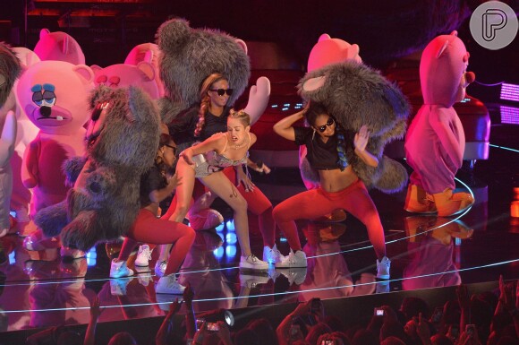 Miley Cyrus criou o conceito do show apresentando no VMA