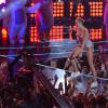 Miley Cyrus cantou o hit 'We Can't Stop' na premiação da MTV americana