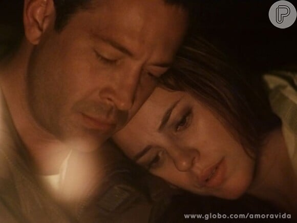 Paloma (Paolla Oliveira) e Bruno (Malvino Salvador) se abraçam e se aquecem perto de uma fogueira, em cena de 'Amor à Vida'