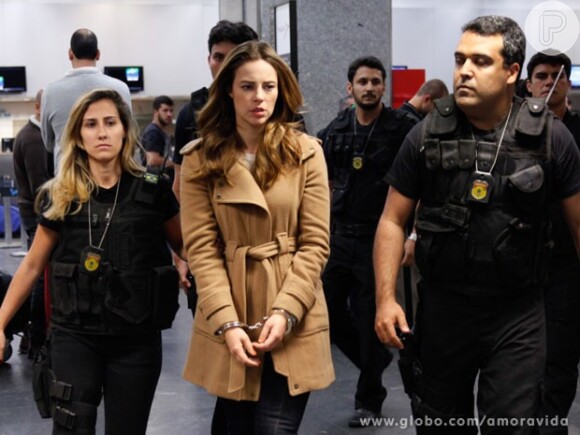 Por causa de um pacote de drogas colocado em sua mala por Alejandra (Maria Maya), Paloma (Paolla Oliveira) é presa ainda no aeroporto, em 'Amor à Vida'