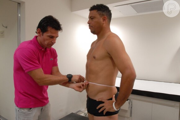O preparador físico Márcio Atalla tira as medidas de Ronaldo, em 13 de dezembro de 2012