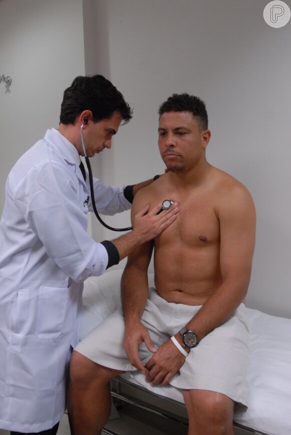 Ronaldo Fenômeno é examinado pelo médico Luiz Riani