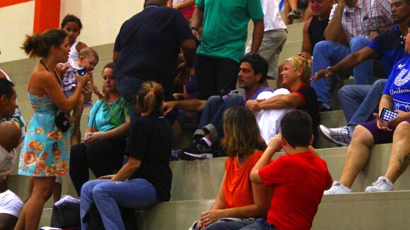 Xuxa e Junno Andrade torcem por Sasha em campeonato de vôlei