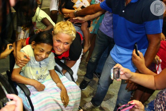 A apresentadora Xuxa atendeu aos pedidos dos fãs que estavam no Ginásio Benedito Zarour