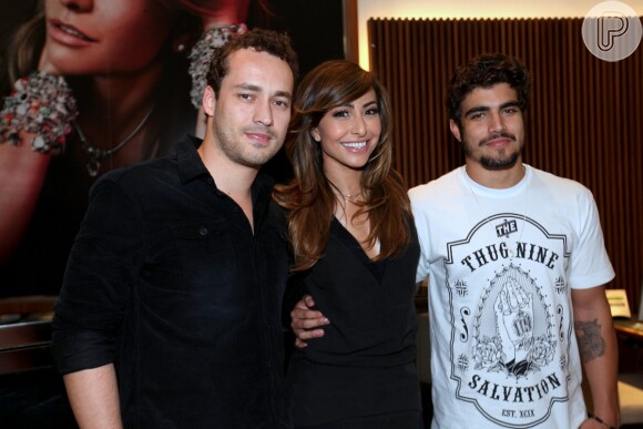 Caio Castro e Rodrigo Andrade tiveram a companhia de Sabrina Sato no evento realizado em São Paulo