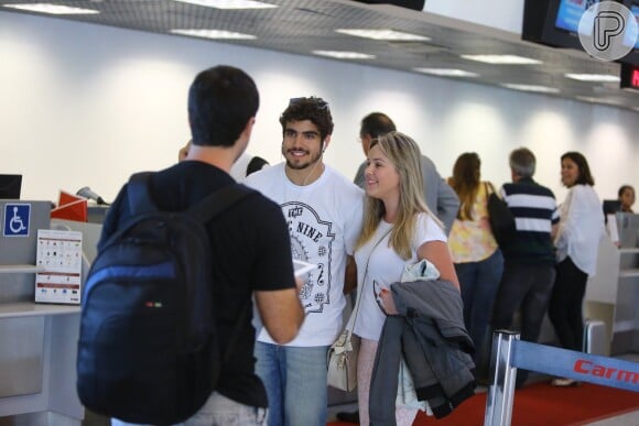 Quando estava embarcando para São Paulo, Caio Castro foi abordado por fãs no aeroporto Santos Dumont, no Rio de Janeiro