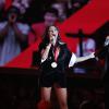 Anitta sobe ao palco para receber medalha no Prêmio Multishow 2013