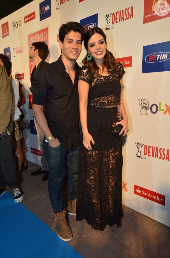 Giovanna Lancellotti posa ao lado do namorado, Arthur Aguiar no Prêmio Multishow 2013