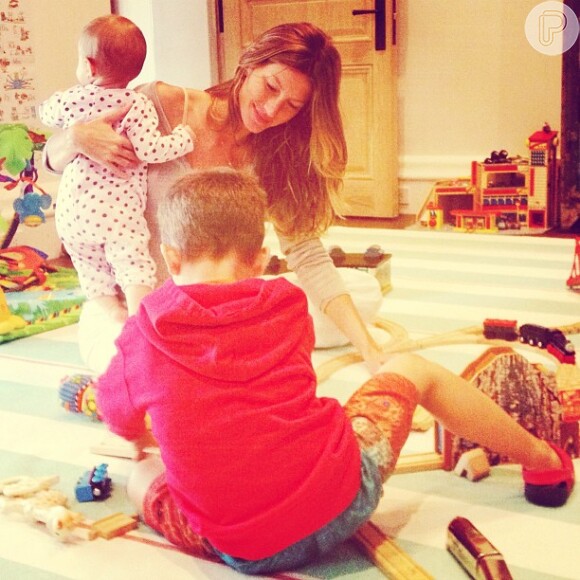 A modelo Gisele Bündchen e seus filhos, Vivian, de 9 meses, e Benjamin, de 3 anos