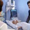 Félix (Mateus Solano) tenta desligar os aparelhos que mantém Atílio (Luis Melo) vivo, mas a enfermeira Joana (Bel Kutner) chega na hora, em 'Amor à Vida'
