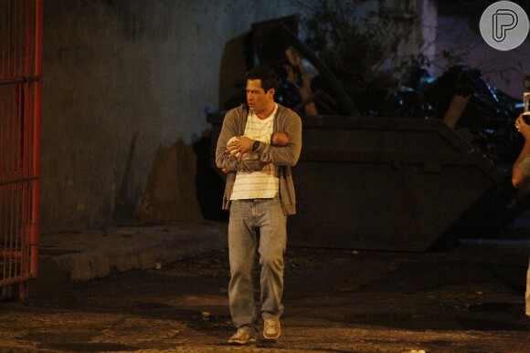 Bruno (Malvino Salvador) encontrou a bebê jogada no lixo por Félix (Mateus Solano) e a salvou da morte, em 'Amor à Vida'