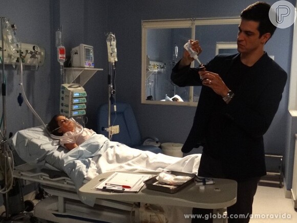 Félix (Mateus Solano) troca a medicação de Paulinha (Klara Castanho) por água, depois do transplante de fígado, em 'Amor à Vida'