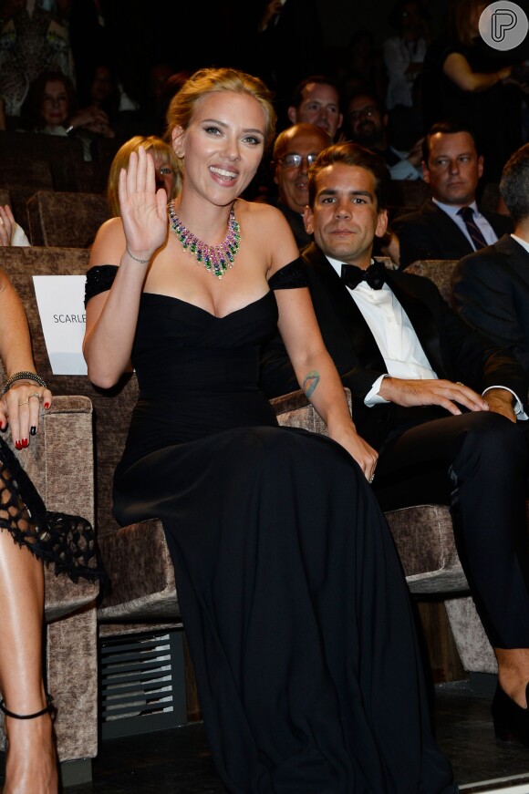 Scarlett Johansson está noiva de seu namorado Romain Dauriac. Atriz exibiu anel de noivado no Festival de Veneza
