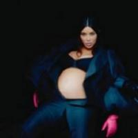 Kim Kardashian posa para editorial de moda exibindo gravidez de North West