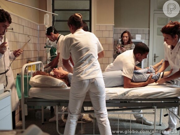 Os enfermeiros amarram Paloma (Paolla Oliveira) na maca e a preparam para os choques, em 'Amor à Vida'