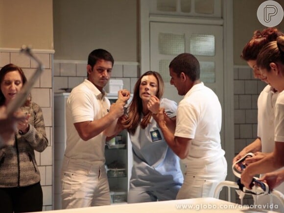 Paloma (Paolla Oliveira) se apavora ao entrar na sala de tratamento e ver a aparelhagem de eletrochoque, em 'Amor à Vida'
