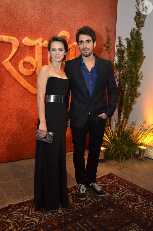 Bianca Bin compareceu com o marido Pedro Brandão ao evento. A atriz optou pela discrição do vestido Armani Privé Vintage e joias Carla Amorim