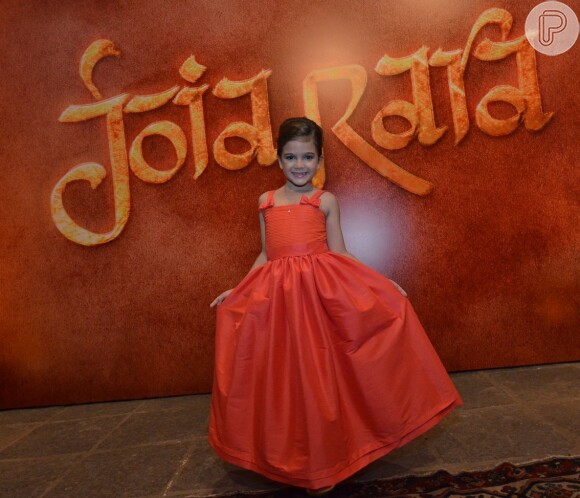 A pequena Mel Lisboa fez sucesso com seu vestido laranja. A atriz mirim escolheu a roupa com a mãe e a cor é a sua preferida