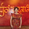 A autora Duca Rachid escolheu vestido alegre para a festa de lançamento de 'Joia Rara'