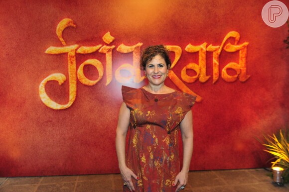 A autora Duca Rachid escolheu vestido alegre para a festa de lançamento de 'Joia Rara'