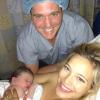 Michael Bublé e a atriz argentina, Luisana Lopilato, posam com o filho, Noah, logo após o parto
