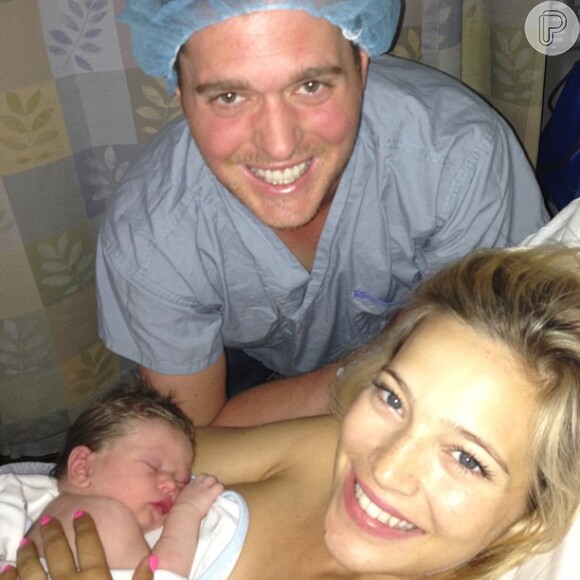 Michael Bublé e a atriz argentina, Luisana Lopilato, posam com o filho, Noah, logo após o parto