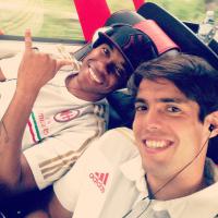 Kaká comemora estreia pelo Milan e atrai torcedores: 'Viemos para vê-lo'